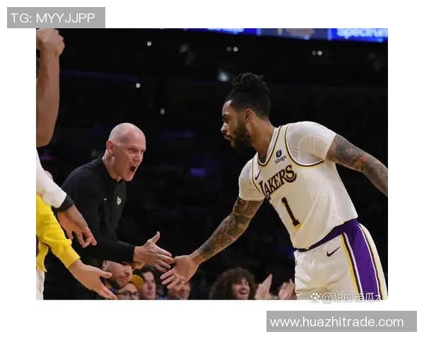 季前赛精彩对决湖人队与篮网队的巅峰较量引发球迷热议 季前赛精彩对决湖人队与篮网队的巅峰较量引发球迷热议